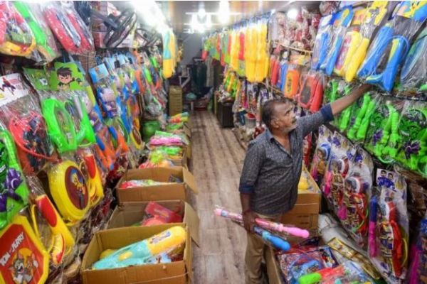 होली के लिए बाजार सजे, होली चार मार्च को