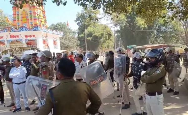 पुलिस-ग्रामीणों में झड़प, अतिक्रमण हटाने गई टीम पर पथराव, पुलिस वाहन, बस व जेसीबी में तोड़फोड़