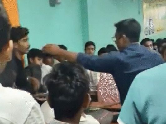 जवाहर नवोदय स्कूल में शिक्षकों ने छात्रों की डंडे से पीटा, प्राइवेट पार्ट पर भी मारी लात