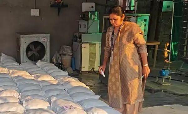 डोंगरगढ़ में नकली पानी फैक्ट्री का भंडाफोड़, 606 बोरी पाउच जब्त