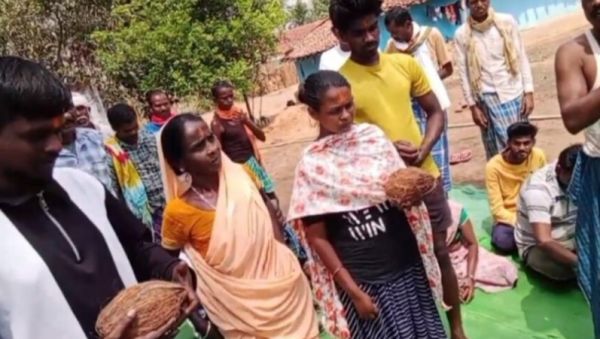 आदिवासी रीति-रिवाज से हुई 6 लोगों की घर वापसी, इलाज के नाम पर किया था धर्म परिवर्तन