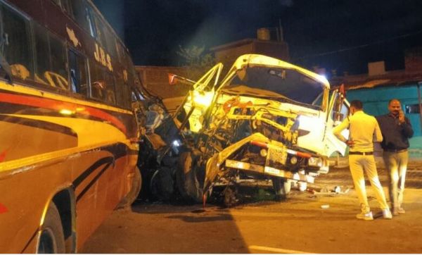 नेशनल हाईवे पर भीषण हादसा, बस-कंटेनर की टक्कर में 5 घायल