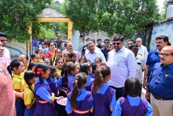 शिक्षा मंत्री यादव ने दुर्ग के प्राथमिक विद्यालय का किया निरीक्षण,बच्चों को पढ़ाई के लिए किया प्रोत्साहित किया