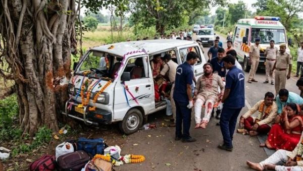 भीषण सड़क हादसा: बारातियों से भरी इको वैन पेड़ से टकराई, मची चीख पुकार