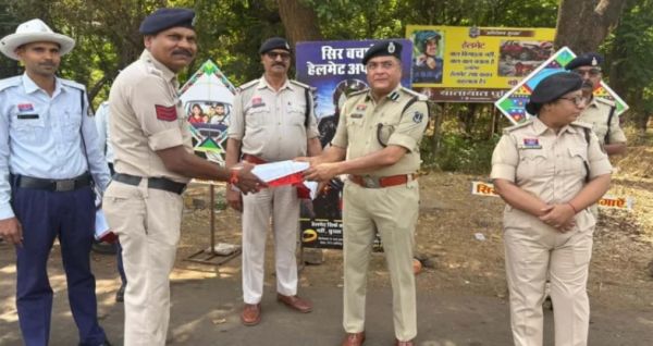 दुर्ग एसएसपी ने ट्रैफिक जवानों को डिहाइड्रेशन से बचाने बांटे गमछा और पानी की बोतल