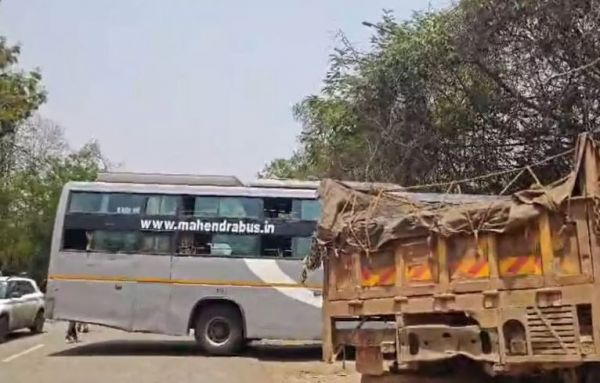 रफ्तार का कहर: NH-30 पर बस-ट्रक में भिड़ंत, हादसे में एक दर्जन से अधिक यात्री जख्मी