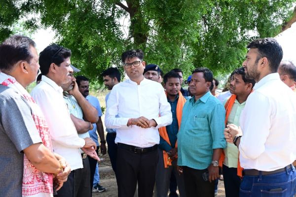 बदल रहा पुसौर का स्वरूप... लाइब्रेरी, पुष्पवाटिका एवं तालाब सौंदर्यीकरण का मंत्री चौधरी ने किया निरीक्षण