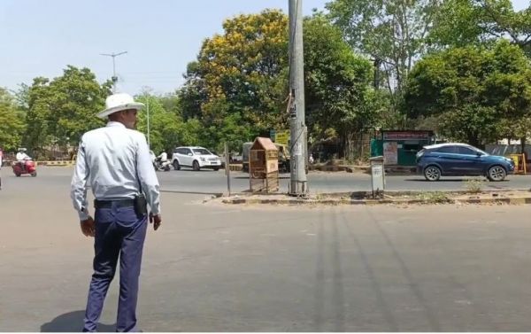 24 पुलिसकर्मियों का कटा चालान: ट्रैफिक नियमों पर सख्ती, अब &lsquo;तीसरी आंख&rsquo; से नहीं बच पायेगा कोई, 24 पुलिसकर्मी ही फंसे&hellip;