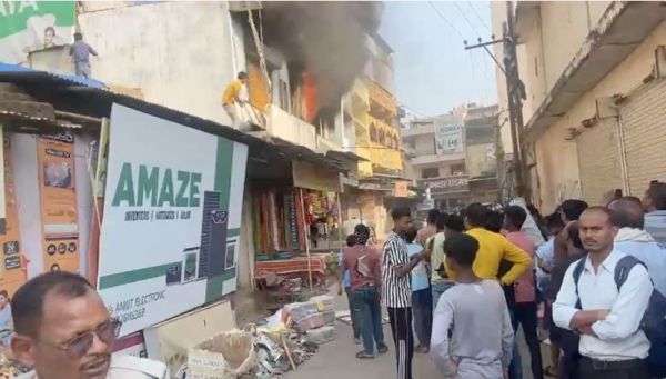 आग लगने से दो दुकानें जलकर खाक, फायर ब्रिगेड की मशीन खराब होने से बढ़ी परेशानी