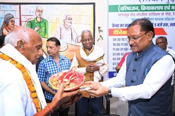 जशपुर में सियान गुड़ी का शुभारंभ... सीएम साय ने कैरम खेलकर बढ़ाया वरिष्ठजनों का हौसला