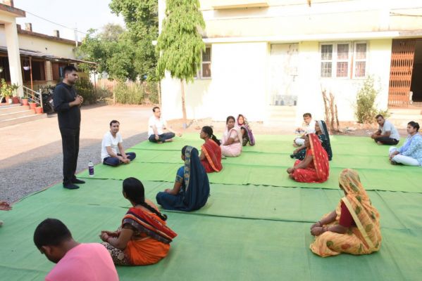 कलेक्टर ने आयुष्मान आरोग्य मंदिर तुमड़ीबोड़ के योगाभ्यास में लिया हिस्सा