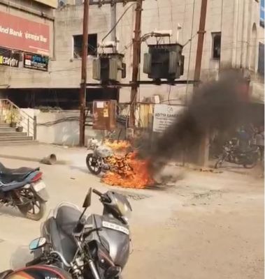 सड़क किनारे खड़ी बाइक बनी आग का गोला, बाल-बाल टली बड़ी घटना