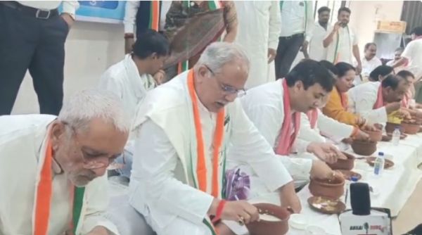 मजदूर दिवस पर पूर्व मुख्यमंत्री भूपेश बघेल ने मजदूरों के साथ खाया बोरे-बाशी
