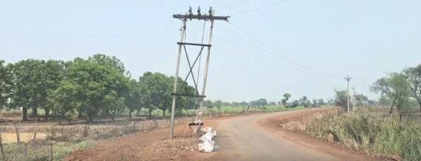 ठेकेदार ने बनाया अजूबा सड़क, सरकार की हो रही फजीहत