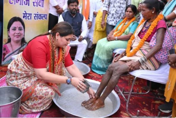 कवर्धा में 150 लोगों की &lsquo;घर वापसी&rsquo;: विधायक भावना बोहरा ने पैर पखारकर कराया सनातन धर्म में पुनः प्रवेश