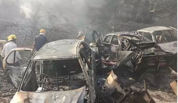 धमतरी में थाना परिसर के पास भीषण आग, जब्त वाहन और मैदान की सूखी घास जली