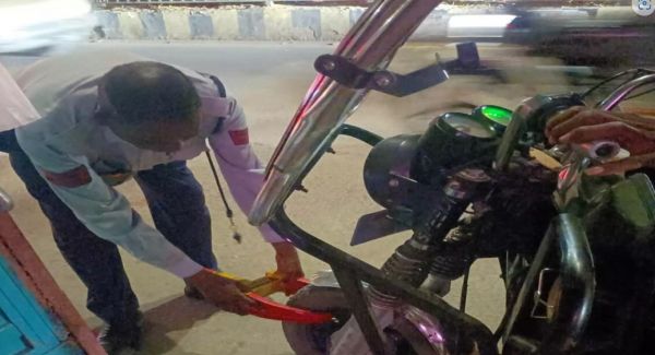 ऑटो चालकों पर यातायात पुलिस की सख्ती, एक दिन में 100 से अधिक चालान