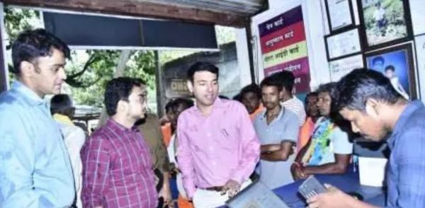 बारिश के बीच काॅमन सर्विस सेंटर पहुंचे कलेक्टर, किसान व एग्रीस्टैक पंजीयन का लिया जायजा