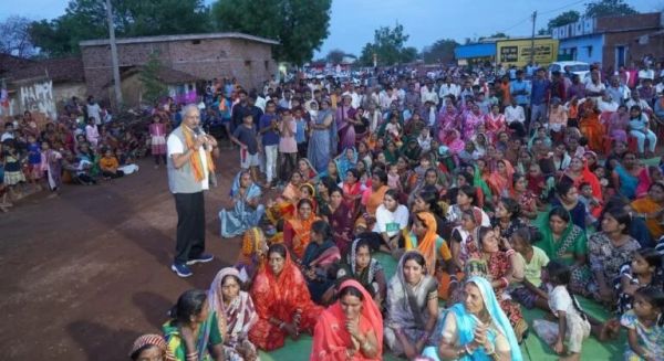 खपरीकला में जनता के बीच पहुंचे सांसद बृजमोहन, माइक लेकर पूछा- योजनाओं का लाभ मिल रहा है कि नहीं?