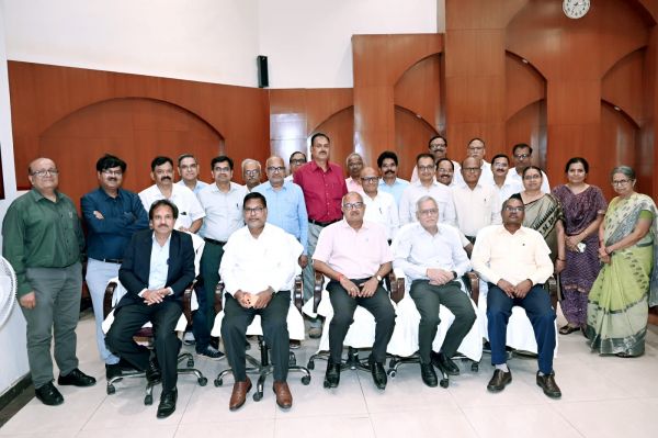 पावर कंपनी से ईडी जेएस नेताम एवं सुरेश चक्रवर्ती की विदाई...  सेवा भवन में प्रबंध निदेशकों ने किया सम्मानित
