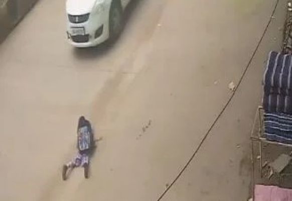 चलती स्कूल वैन से सड़क पर गिरा मासूम, CCTV में कैद हुई लापरवाही
