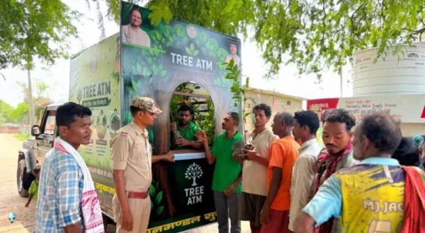 ग्रीन सुकमा की अनूठी पहल- मोबाइल ट्री एटीएम से घर-घर पहुंचाए जा रहे मुफ्त पौधे