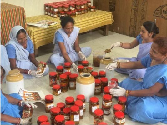 निश्चय कार्यक्रम से आत्मनिर्भर बन रहीं महिला बंदी, रायपुर सेंट्रल जेल में तैयार हो रहा स्वादिष्ट अचार
