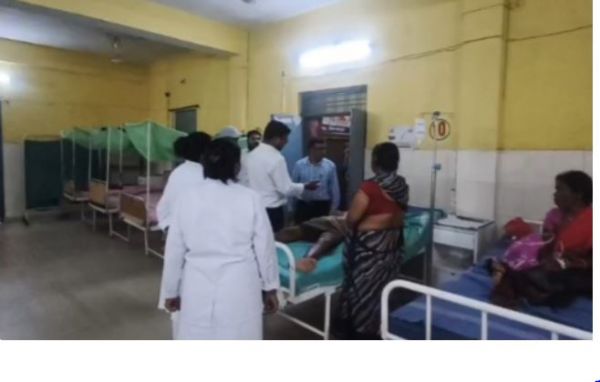 लखनपुर अस्पताल पहुंचे CMHO, औचक निरीक्षण में स्वास्थ्य कर्मी ड्यूटी से गायब