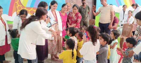  एम्स कम्युनिटी नर्सिंग की टीम ने आंगनबाड़ी में किया बच्चों का स्वास्थ्य परीक्षण