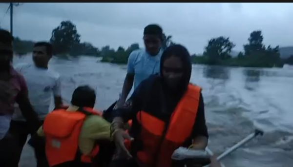 उफनती पैरी में फंसी तीन जिंदगियां, दो घंटे तक रेस्क्यू के बाद निकाला सुरक्षित