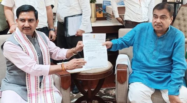 केद्रीय मंत्री तोखन साहू ने नितिन गडकरी से की मुलाकात....  827 करोड़ के फोर लेन रिंग रोड का दिया प्रस्ताव