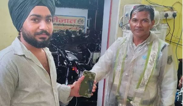 सड़क पर मिला कीमती iPhone, ट्रैफिक पुलिस ने तलाश कर असली मालिक को लौटाया