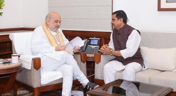 केंद्रीय गृह मंत्री शाह से मिले केंद्रीय राज्यमंत्री तोखन साहू.... त्रैमासिक कार्य-प्रगति रिपोर्ट की भेंट