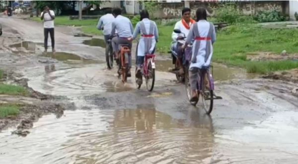 12 किलोमीटर की सड़क में गड्ढों की भरमार, सालों से अधूरा निर्माण&hellip; राहगीरों की जिंदगी दांव पर