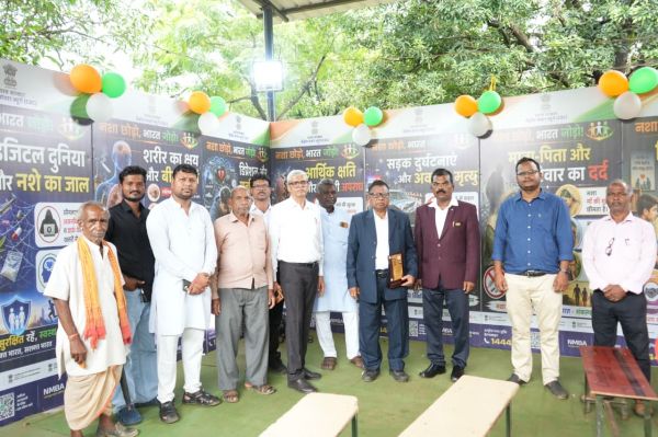 अंबिकापुर में ग्रामीणों एवं विद्यार्थियों ने देखी नशामुक्ति पर केंद्रित चित्र प्रदर्शनी