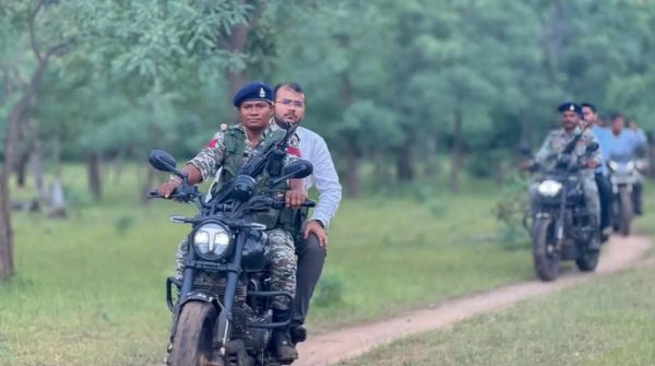 दो दिन पहले ट्रैक्टर से सुकमा पहुंचे ग्रामीण, दो दिन बाद बाइक से गांव पहुंचे कलेक्टर: CEO