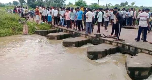 नाला पार करते समय गड्ढे में गिरे दो युवक, एक तेज बहाव में लापता