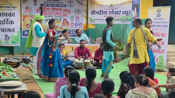 मेहंदी, रंगोली एवं स्वस्थ शिशु प्रतियोगिता के जरिए दिया गया पोषण, स्वास्थ्य व स्वच्छता का संदेश