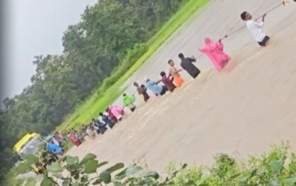 उफनते नाले में फंसी 50 यात्रियों से भरी बस, रस्सी के सहारे सभी का रेस्क्यू