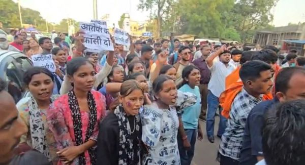 बालोद एसिड अटैक : आरोपियों का मुंडन कराकर पैदल कोर्ट ले गई पुलिस, कोर्ट के बाहर भारी हंगामा, आक्रोशित भीड़ ने की फांसी देने की मांग