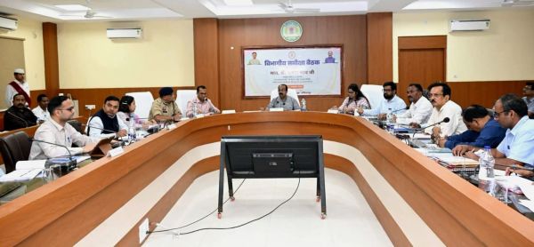 अधिकारी अपनी जिम्मेदारी समझें, गम्भीरता और सक्रियता से दायित्वों का करें निर्वहनः अरुण साव