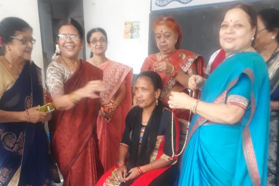 महाराष्&zwj;ट्र मंडल की महिलाओं ने... ई रिक्&zwj;शा चालिका का किया सम्&zwj;मान... फिर मनोरंजन का हुआ आगाज