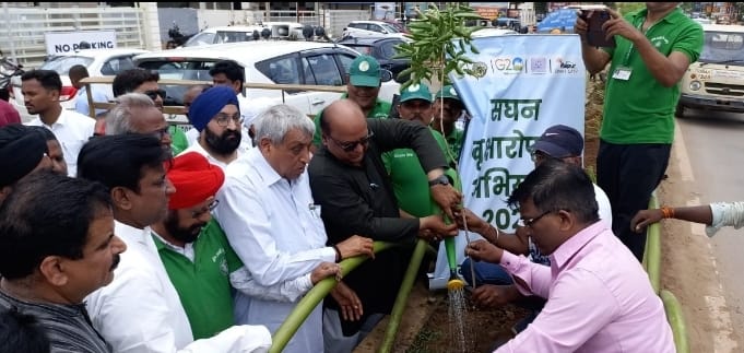 महाराष्ट्र मंडल ने सत्यनारायण शर्मा के साथ किया पौधारोपण, मंडल के कैलेंडर में अपनी तस्वीर देखकर चौंके विधायक शर्मा