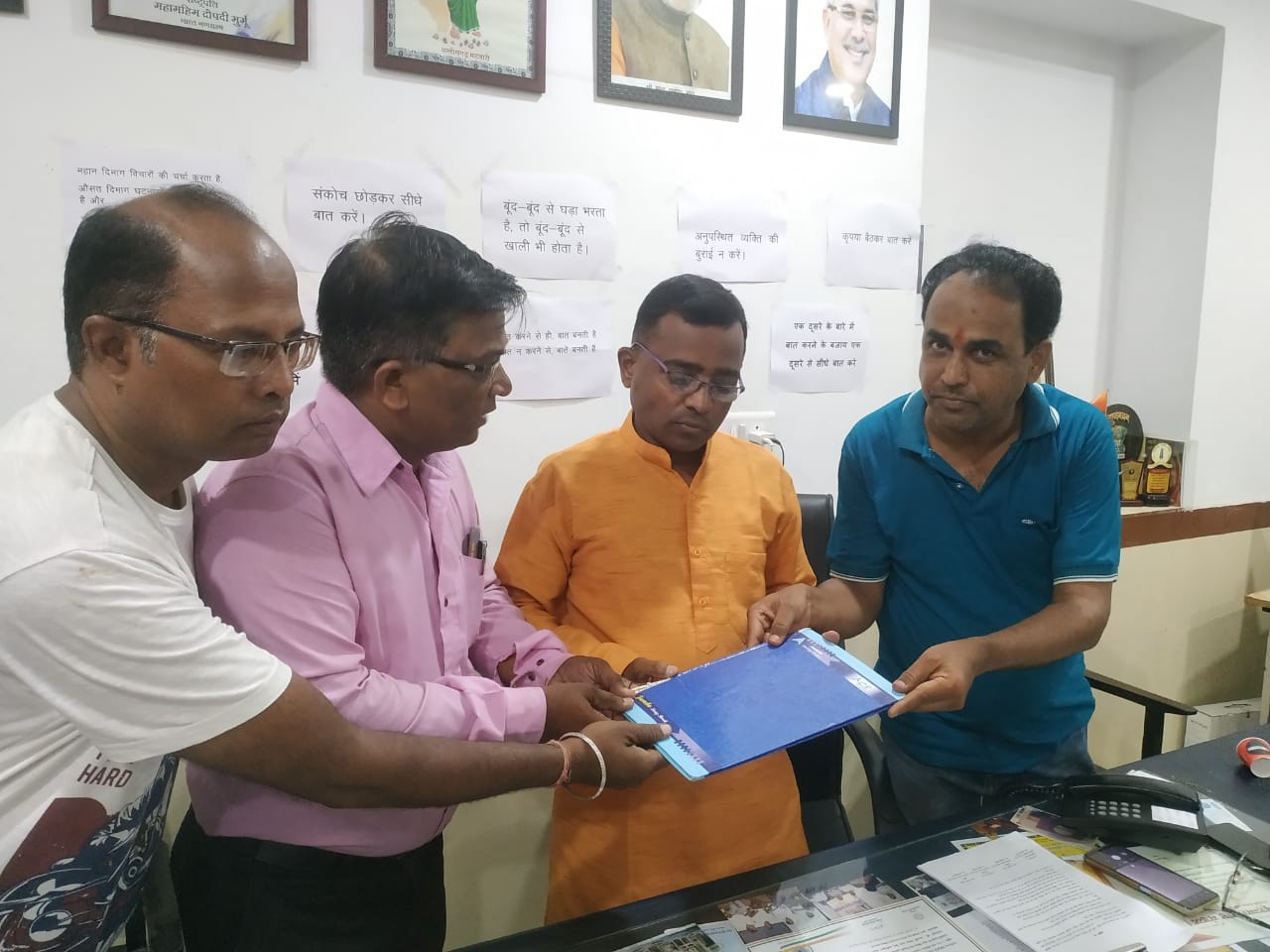 पर्यावरण समिति ने मंडळ अध्यक्ष को सौंपी पिछले वर्ष की गतिविधियां और नये कार्ययोजना का प्रारूप