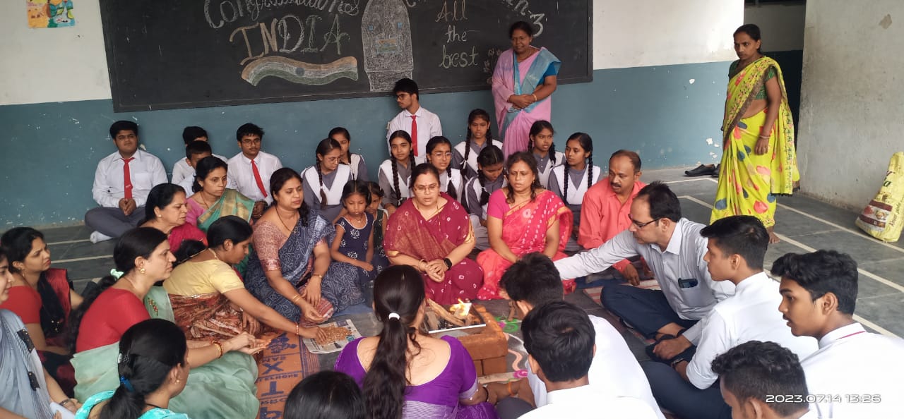 चंद्रयान-3 की सफलता के लिए संत ज्ञानेश्वर स्कूल के बच्चों और शिक्षकों ने किया यज्ञ