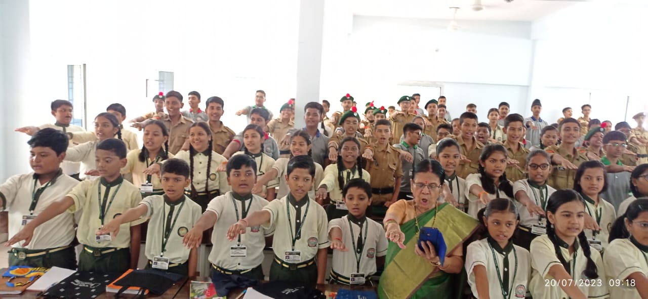  मंडळ सदस्य शुभांगी ने बच्चों को बांटे कपड़े की थैली, पर्यावरण संरक्षण का दिया संदेश