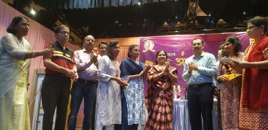 अंताक्षरी की उपविजेता बनी टीम ने... अर्जुन की तरह लक्ष्य साधा... गलतियों को सुधारा और सामंजस्य के सूत्र पर चले