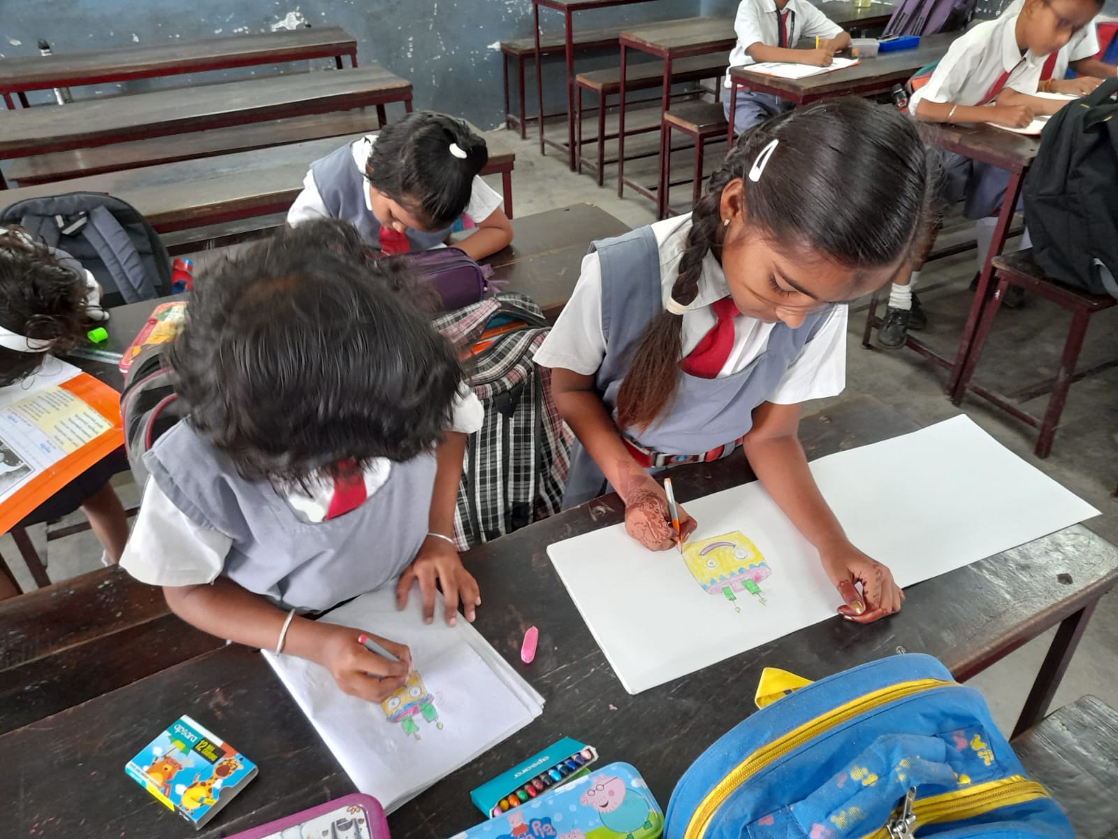 संत ज्ञानेश्वर स्कूल के बच्चों ने बनाया बर्थडे केक का ड्राइंग.... नीचे लिखा HAPPY BIRTHDAY &hellip;.