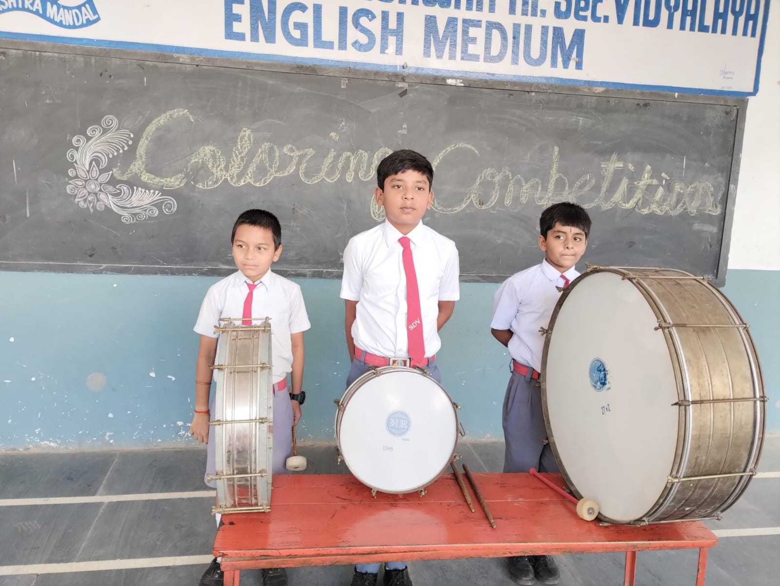 15 अगस्त की तैयारी कर रहे संत ज्ञानेश्वर स्कूल के बच्चे