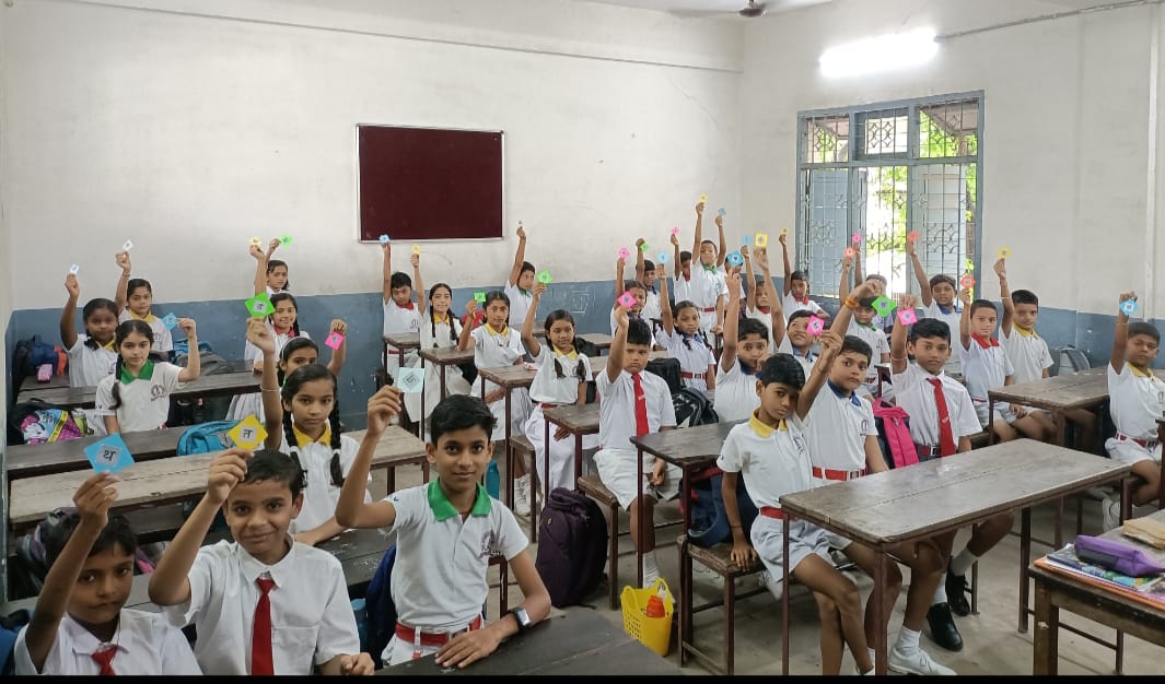 प्रायोगिक ज्ञान से बच्चों को सीखा रहे वर्णमाला.... संत ज्ञानेश्वर स्कूल के शिक्षकों की पहल की खूब हो रही चर्चा